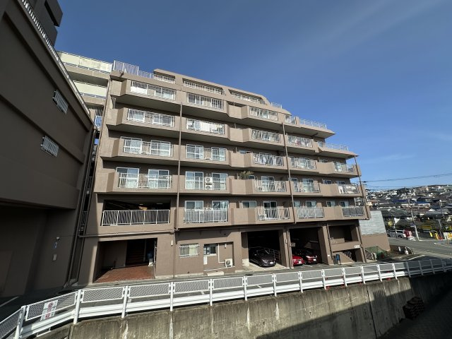 サンヴェール朝霧ヶ丘の外観|【サンヴェール朝霧ヶ丘】2沿線利用可能！山陽電鉄本線「大蔵谷」駅まで徒歩11分、JR山陽本線「朝霧」駅まで徒歩16分。スーパー＆ドラッグストアが徒歩2分圏内の、買い物便利な住環境です。