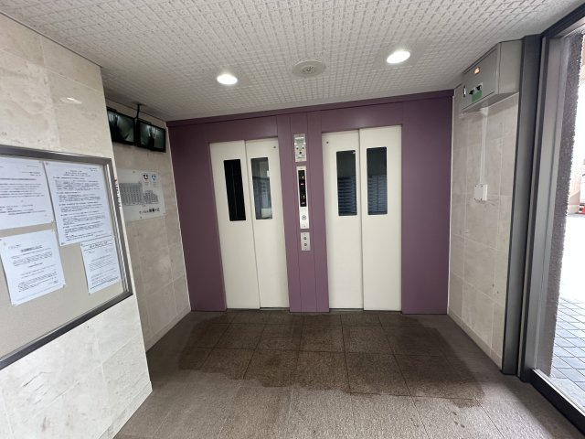 サンヴェール朝霧ヶ丘のその他共用部分|【エレベーター】防犯面に配慮され、エレベーター内に防犯カメラが設置されています。エレベーターホールのモニターから中の様子を確認できます。