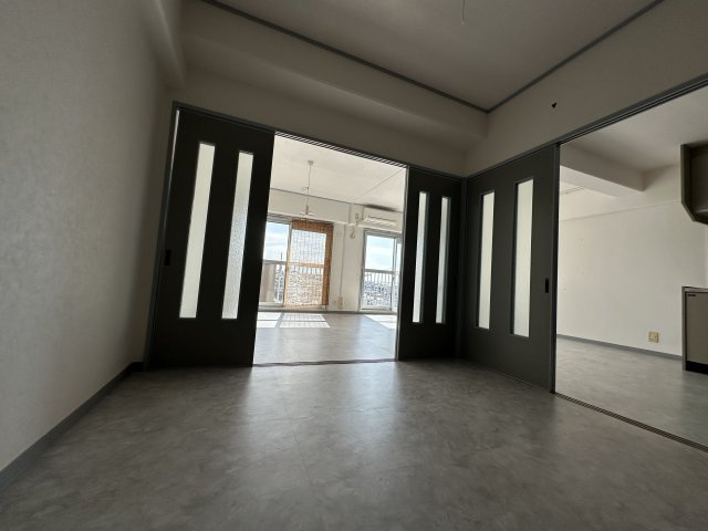 サンヴェール朝霧ヶ丘の洋室|【洋室/約4.5帖】LDKと繋げたり、個室としても利用できる、汎用性が高いお部屋です。テレワークルームや客間など、幅広い用途に活用可能です。