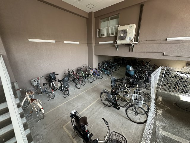 サンヴェール朝霧ヶ丘の駐輪場|【駐輪場】屋内型の駐輪場が設けられているため、自転車を雨風に晒さずに保管できます。平面式のため、重さがある自転車も出し入れしやすそうです。