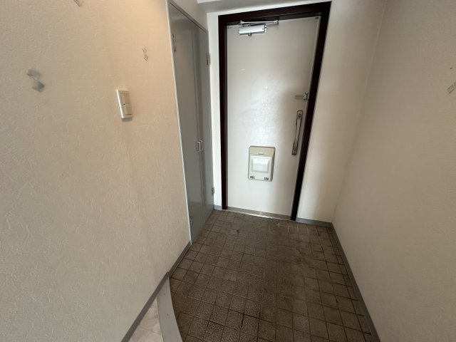 サンヴェール朝霧ヶ丘の玄関|【玄関】防犯性が高いダブルロックドアが採用されています。シューズボックスは埋め込み式で、玄関スペースを有効活用できます。