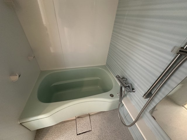 サンヴェール朝霧ヶ丘の浴室|【浴室】爽やかなカラーの浴室。スライド式のシャワーフックが採用されています。シャワーヘッドの高さを自在に調整でき、快適に使えます。