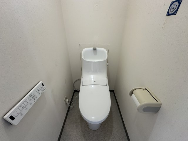 サンヴェール朝霧ヶ丘のトイレ|【トイレ】温水洗浄便座付きのトイレ。操作がしやすい壁リモコンが採用されています。すっきりとしたシンプルなデザインで、日々のお手入れも楽に行えます。