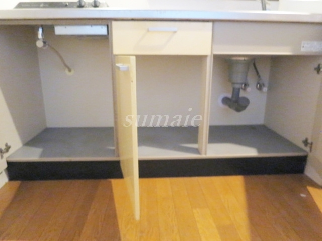 メゾン・ド・リュミエールのキッチン|キッチン収納下部です☆