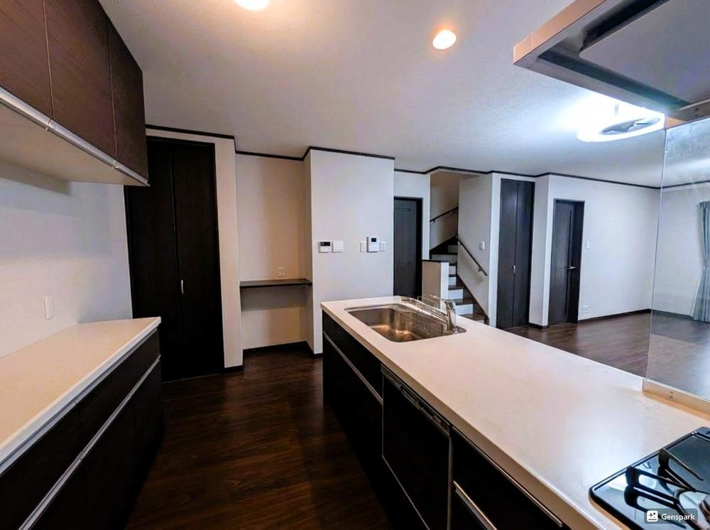 沖町　中古一戸建てのキッチン|対面キッチン　カップボード
■物件内覧・資金計画相談・住宅ローン相談、リフォーム相談、お問合せ受付中■
※当日・翌日のご内覧、ご相談はお電話でのお問合せがスムーズです！