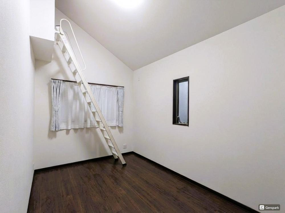 沖町　中古一戸建ての洋室|洋室5.75帖　ロフト付き
■物件内覧・資金計画相談・住宅ローン相談、リフォーム相談、お問合せ受付中■
※当日・翌日のご内覧、ご相談はお電話でのお問合せがスムーズです！