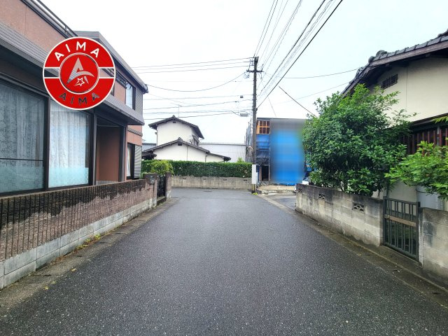 糸島市高田2丁目第2-1棟（1号棟）の前面道路含む現地写真|前面道路は閑静な住宅地をはしる車通りの少ない道路。お車の出し入れが苦手なママや小さなお子様にも安心ですね。しっかり舗装もされているので、ベビーカーや自転車で通っても快適に通行できます。