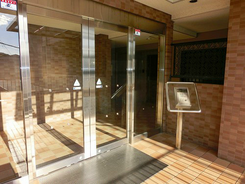 ガーデンコート楠ケ丘のエントランス