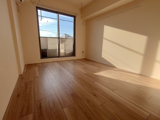 ラ クレ デュ ボヌールの洋室|★明るいフローリングのお部屋です★