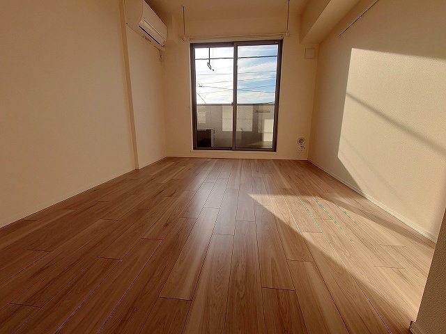ラ クレ デュ ボヌールの居間・リビング|★明るいフローリングのお部屋です★