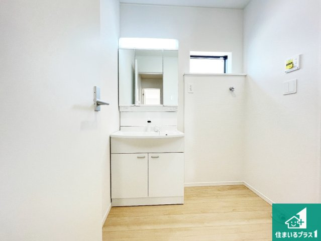 天理市杉本町　第2期　新築一戸建ての独立洗面台|清潔感のある洗面台です。フラットな鏡は掃除がしやすく毎日清潔！鏡裏には収納があるのでスッキリとした洗面台が保てます。