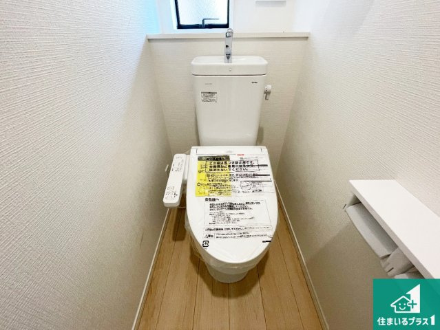 天理市杉本町　第2期　新築一戸建てのトイレ|1・2階の2ヶ所にあるので、朝の忙しい時間の順番待ちもなく、深夜の利用にも大変便利です。