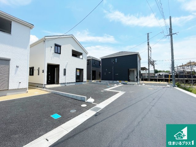 天理市杉本町　第2期　新築一戸建ての前面道路含む現地写真|周辺は閑静な住宅街！前面道路広々で車の出し入れも便利です。駐車が苦手な方でも安心して車庫入れできます！