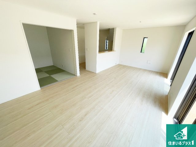 天理市杉本町　第2期　新築一戸建ての居間・リビング|日当たり良好の明るいリビングで朝の目覚めもスッキリできそう！対面キッチンでご家族のコミュニケーションも自然と増える設計！小さなお子様が遊ぶスペースを作っても広々とくつろげるLDK！