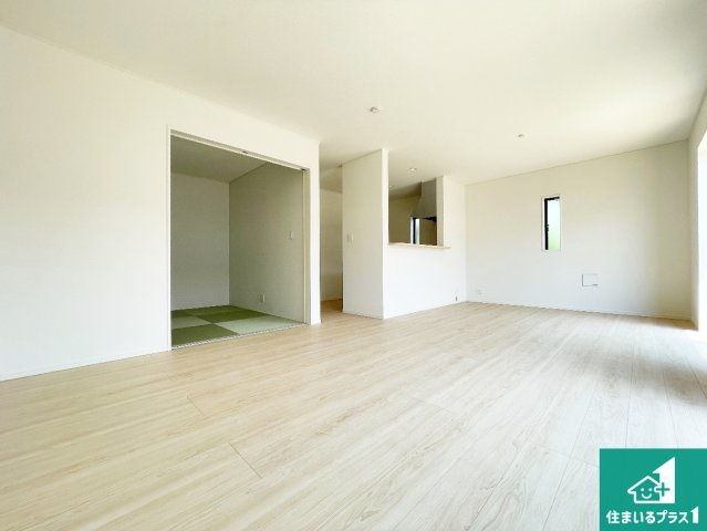 天理市杉本町　第2期　新築一戸建ての居間・リビング|シンプルなリビングは、観葉植物等のインテリアを楽しめますね！パパ好みにも、ママ好みにも家具次第で雰囲気を変えることができます！