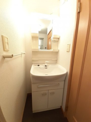 【洗面所】 | ノイ・ブローテＡ | スペースが確保できる洗面所です