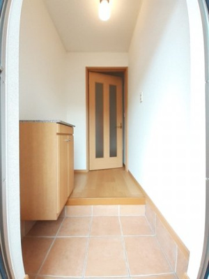 【玄関】 | ノイ・ブローテＡ | 収納もある玄関です