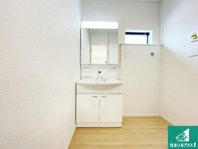 ●天理市杉本町　第2期　新築一戸建ての独立洗面台|清潔感のある洗面台です。フラットな鏡は掃除がしやすく毎日清潔！鏡裏には収納があるのでスッキリとした洗面台が保てます。