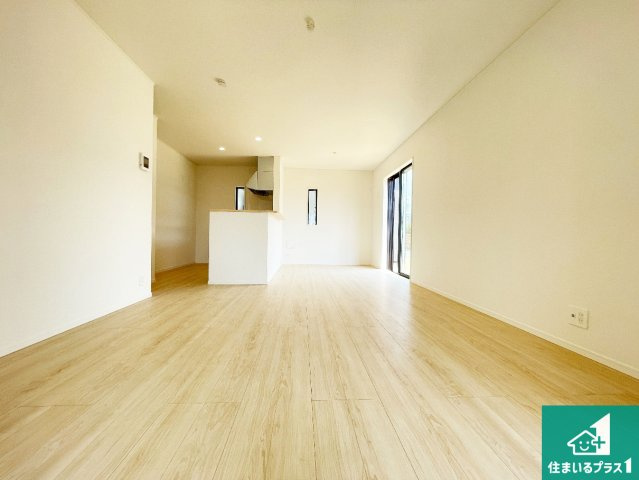 ●天理市杉本町　第2期　新築一戸建ての居間・リビング|日当たり良好の明るいリビングで朝の目覚めもスッキリできそう！対面キッチンでご家族のコミュニケーションも自然と増える設計！小さなお子様が遊ぶスペースを作っても広々とくつろげるLDK！