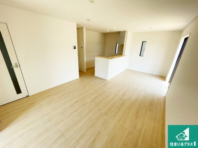 ●天理市杉本町　第2期　新築一戸建ての居間・リビング|シンプルなリビングは、観葉植物等のインテリアを楽しめますね！パパ好みにも、ママ好みにも家具次第で雰囲気を変えることができます！