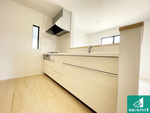 天理市杉本町　第2期　新築一戸建てのキッチン|リビングと統一感があり、使い勝手のいいキッチン。広々としているので、二人並んで作業が出来ちゃいます。お子様と一緒に色々なお料理に挑戦できるスペースがあります。