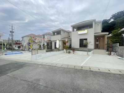 【外観】 | 南風原町宮城（全5棟）A号棟 | A号棟　並列駐車3台可♪素敵な植栽が映えるお庭付き♪