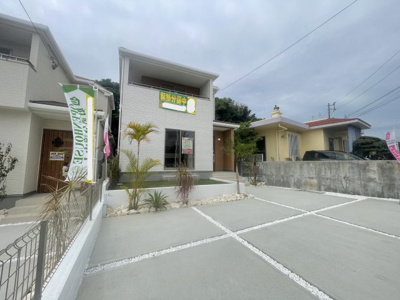 【外観】 | 南風原町宮城（全5棟）A号棟 | A号棟　並列駐車3台可♪素敵な植栽が映えるお庭付き♪