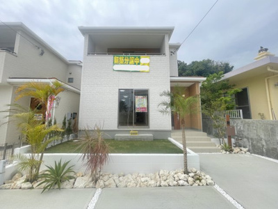 【外観】 | 南風原町宮城（全5棟）A号棟 | A号棟　並列駐車3台可♪素敵な植栽が映えるお庭付き♪