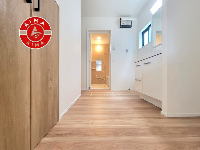 糟屋郡宇美町桜原2丁目第12-1棟(1号棟)の脱衣所|ゆとりの洗面スペースで朝の身支度もスムーズに。暮らしを快適に変えるシャワー付洗面台です！