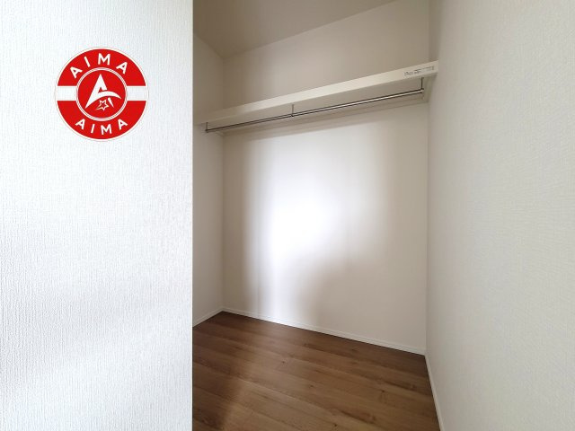 糟屋郡宇美町桜原2丁目第12-1棟(1号棟)の収納|洋服や大きな荷物が多い方や人数の多いご家族などは、一般的なクローゼットよりもウォークインクローゼットのほうが使い勝手が良いです。