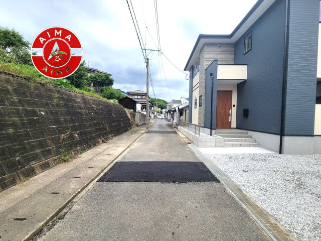 糟屋郡宇美町桜原2丁目第12-1棟(1号棟)の前面道路含む現地写真|前面道路は閑静な住宅地をはしる車通りの少ない道路。お車の出し入れが苦手なママや小さなお子様にも安心ですね。しっかり舗装もされているので、ベビーカーや自転車で通っても快適に通行できます。