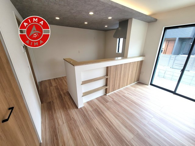 糟屋郡宇美町桜原2丁目第12-1棟(1号棟)のダイニング|キッチンから立ち込める香りが今日の料理を期待させます。