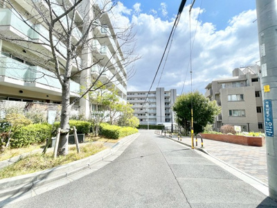 【周辺】 | ステラヒルズ千里山星が丘 | 現在ご返済中のカーローン・カードローン・教育ローンなどを住宅ローンに一本化したり、家具家電購入費用・引越し費用を住宅ローンと組み合わせるなど、お客さまにメリットの多い住宅ローンのご提案が可能です。