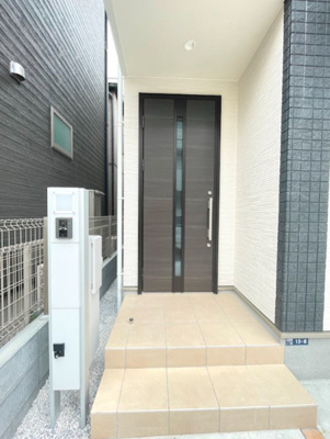 【エントランス】 | 北新宿2丁目戸建 | 落ち着いたエントランスです