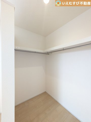 Livele Garden.S　上里町七本木第6の収納|たっぷりの収納力を備えたウォークインクローゼット
たくさん収納できるので季節物やかさばるバッグなども片付きます♪
