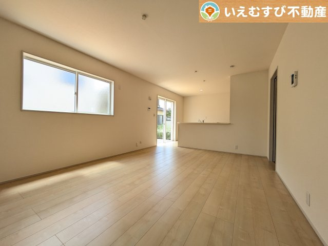 Livele Garden.S　上里町七本木第6の居間・リビング|自然光で満たされる明るく開放感溢れるリビング
たっぷりの採光で明るい空間。家族みんなでくつろげます♪