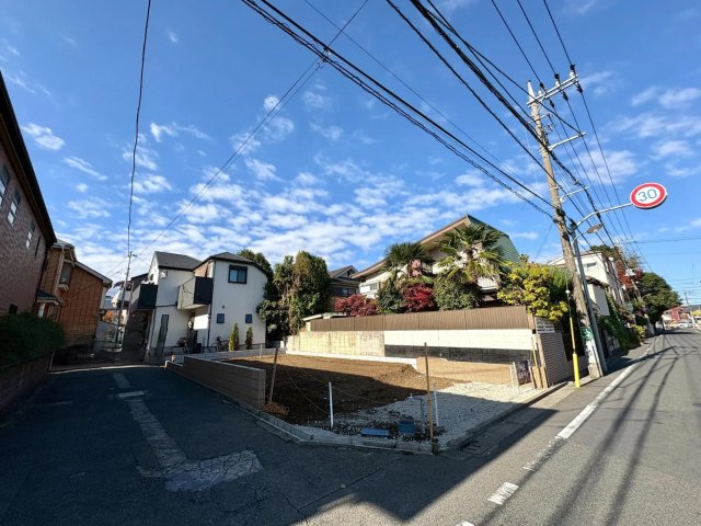 練馬区大泉学園町8丁目　制震ダンパー採用　太陽光×長期優良住宅　限定1棟の前面道路含む現地写真