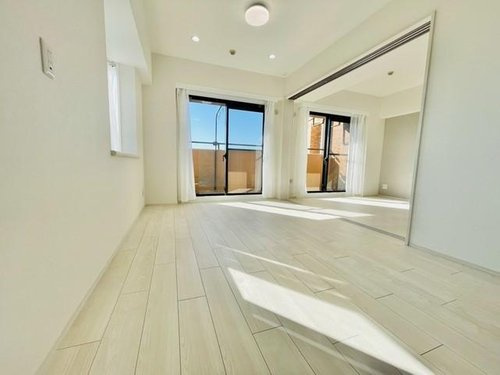 ライオンズマンション川口飯原町の居間・リビング|こちらの居間で趣味の時間をお楽しみください