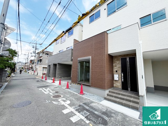 29日(土)30日(日)現地ご見学可能！寝屋川市春日町　全2邸の前面道路含む現地写真|周辺は閑静な住宅街！前面道路広々で車の出し入れも便利です。駐車が苦手な方でも安心して車庫入れできます！