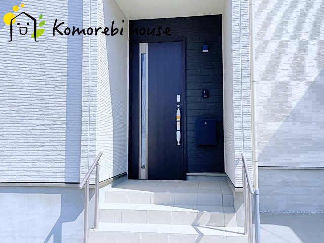 北本宮内　2期　新築一戸建て　ハートフルタウン　Kの玄関|明るい玄関です