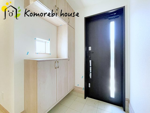 北本宮内　2期　新築一戸建て　ハートフルタウン　Kの玄関|収納もある玄関です