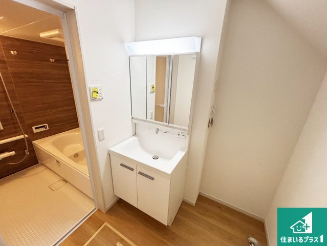 ■寝屋川市春日町　第3期　新築一戸建ての独立洗面台|清潔感のある洗面台です。フラットな鏡は掃除がしやすく毎日清潔！鏡裏には収納があるのでスッキリとした洗面台が保てます。