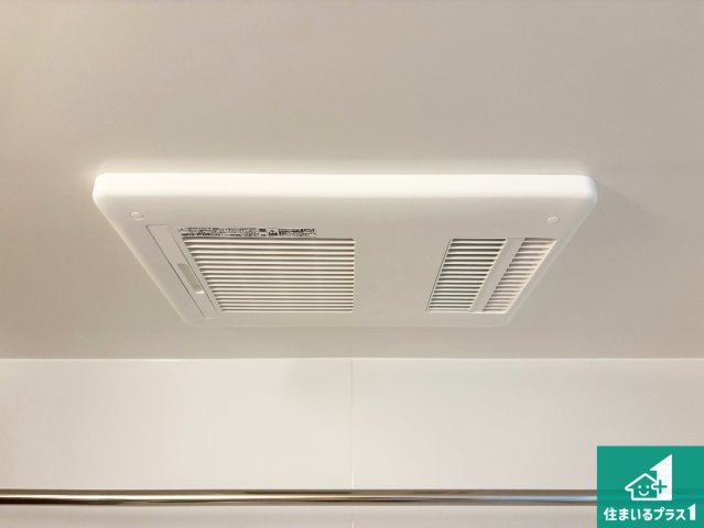 ■寝屋川市春日町　第3期　新築一戸建ての冷暖房・空調設備|四季を通して快適なバスライフをお手伝いする浴室暖房乾燥機！浴室の乾燥・暖房・涼風・換気はもちろん、２４時間換気にも対応！