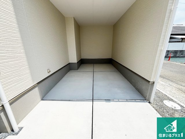 ■寝屋川市春日町　第3期　新築一戸建ての玄関|駐車スペース！散水栓があるので、こまめに愛車を洗えます！