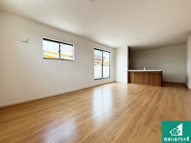 ■寝屋川市春日町　第3期　新築一戸建てのその他|シンプルなリビングは、観葉植物等のインテリアを楽しめますね！パパ好みにも、ママ好みにも家具次第で雰囲気を変えることができます！
