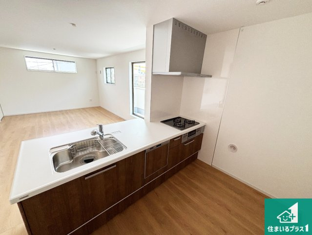 ■寝屋川市春日町　第3期　新築一戸建てのキッチン|リビングと統一感があり、使い勝手のいいキッチン。広々としているので、二人並んで作業が出来ちゃいます。お子様と一緒に色々なお料理に挑戦できるスペースがあります。