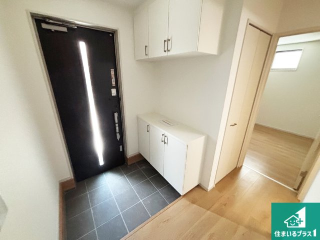 ■寝屋川市春日町　第3期　新築一戸建ての玄関|シューズボックスにはたくさんの靴が収納できるので玄関周りはいつもスッキリ！ご家族が増えても安心！