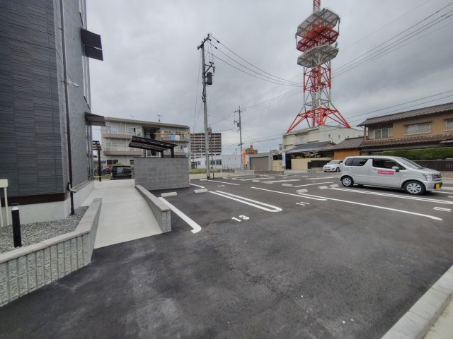 ジャンティリッツ西条の駐車場