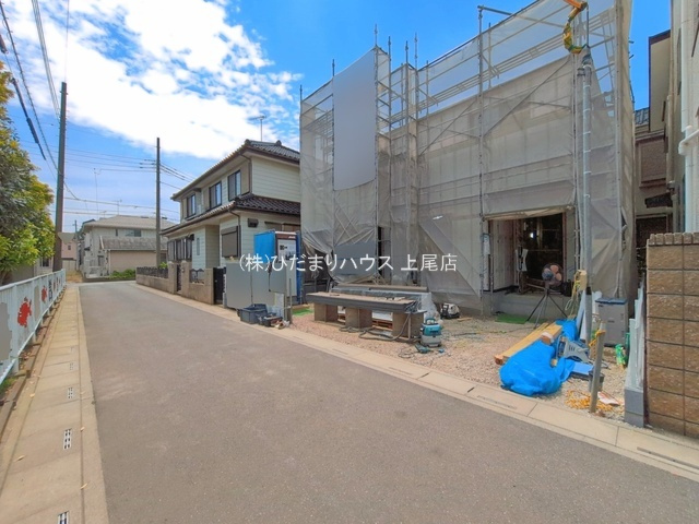 伊奈町栄　新築戸建　リーブルガーデン01の前面道路含む現地写真