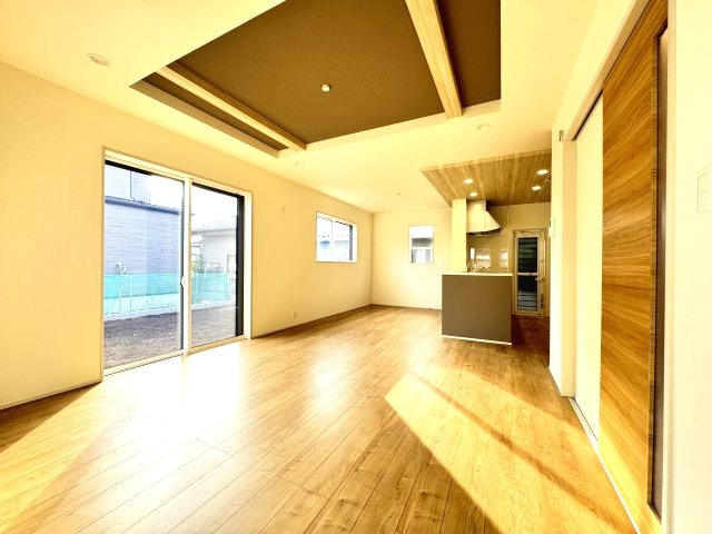 ブルーミングガーデン前橋市後家町　2号棟の居間・リビング|折り上げ天井仕様のおしゃれな17.5帖リビングで快適な日々をお過ごしください☆